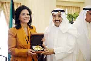 الخرافي يتبادل الهدايا التذكارية مع كارتسا رودي