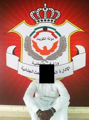 المتهم بعد ضبطه في مبنى المباحث الجنائية