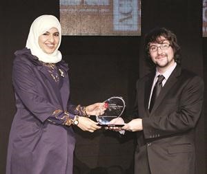 لمياء الطبطبائي تتسلم الجائزة﻿