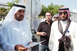  وعلي الدقباسي يتاهب لالقاء كلمة امام المعتصمين﻿