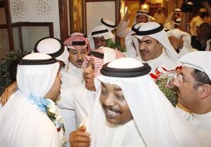 الشيخ دطلال الفهد يمر بين مهنئيه بصعوبة لدى وصوله﻿
