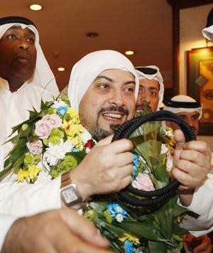 الفهد مطوقا بالورود خلال الاستقبال﻿