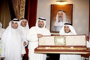 الفهد يتسلم سيفا ذهبيا من الشيخ عذبي الناصر﻿