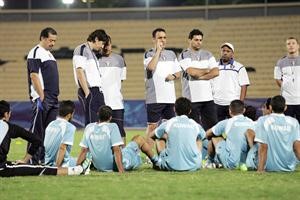 مدير المنتخب اسامة حسين يوجه اللاعبين قبل بداية التدريب امس						عادل يعقوب﻿