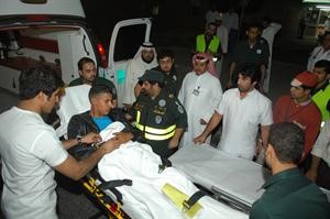 نقل احد الجرحى الليبيين الى سيارات الاسعاف﻿