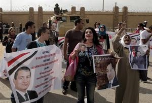 مؤيدون للرئيس السابق حسني مبارك يتجمعون خارج قاعة محاكمته امس افپ
