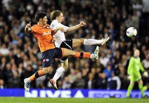 لاعب توتنهام لوكا مودريتش يحاول الحصول على الكرة قبل مدافع كوينز بارك اليخاندرو فورلين افپ