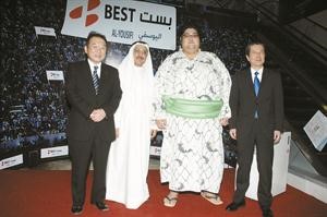 مصارع رياضة السومو التقليدية التي تشتهر بها اليابان خلال حفل افتتاح المعرض ﻿