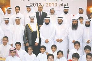 الشيخ ناصر احمد الصباح وعبدالرحمن العتيبي واعضاء مجلس ادارة الجمعية مع الطلبة المكرمين
