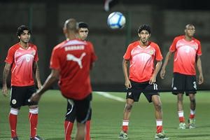 لاعبو المنتخب البحريني يتدربون بجدية

