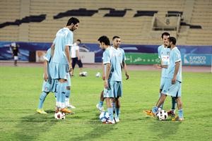 لاعبو الازرق خلال التدريب	عادل يعقوب﻿