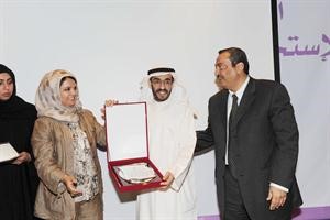 دخالد السهلاوي ودرحاب الوطيان يكرمان احد رؤساء الاقسام
