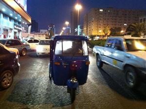 عربة الركشا في احد شوارع مكة