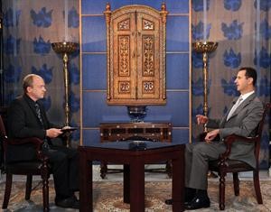 الرئيس السوري بشار الاسد متحدثا لمذيع تلفزيون روسيا اليوم امس الاول افپ