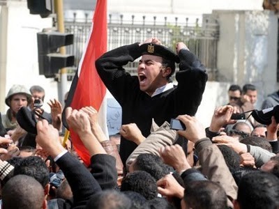 ضابط مصري لأمناء الشرطة: إذا فاز الإسلاميون فستُضربون بالنعال