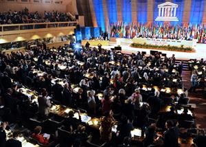 اعضاء اليونسكو يصفقون بعد الاعلان عن قبول عضوية فلسطين	افپ﻿