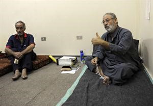 منصور ضو رئيس الحرس السابق للقذافي متحدثا في احد مراكز الاعتقال في مصراته	افپ﻿