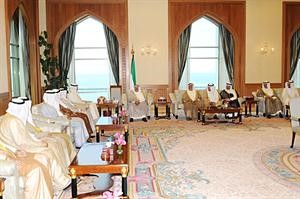 صاحب السمو الامير الشيخ صباح الاحمد خلال لقائه السفراء الجدد بحضور الشيخ صباح الخالد والشيخ علي الجراح