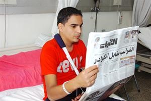 احد الجرحى الليبيين يقرا الانباء﻿