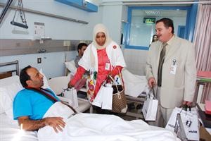 الزميلان عامر المصري ونوف العياضي يقدمان هدية من الانباء لاحد الجرحى﻿