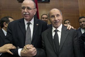 رئيس المجلس الانتقالي مصطفى عبدالجليل يهنئ رئيس الحكومة المؤقتة الليبية الجديد عبدالرحيم الكيب بعد انتخابه امس افپ