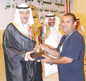 الشيخ سلمان الحمود يسلم الكاس لمشفي المطيري﻿