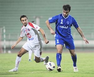 مدافع الشباب احمد النجار يحجز الكرة عن اللاعب عبدالله البريكي	 هاني الشمري﻿
