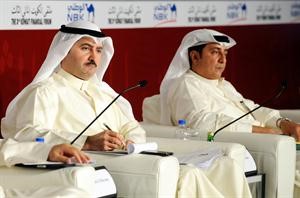 حمد المرزوق ومحمد العمر خلال الجلسة الثالثة من اعمال الملتقى﻿