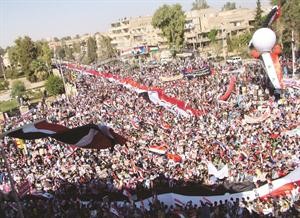 حشود كبيرة مؤيدة للاسد في دير الزور امس	افپ﻿
