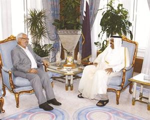 الامير القطري الشيخ حمد بن خليفة ال ثاني مستقبلا رئيس حركة النهضة التونسية راشد الغنوشي في الدوحة امس﻿