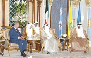 صاحب السمو الشيخ صباح الاحمد خلال لقائه الامير تشارلز بحضور سمو ولي العهد