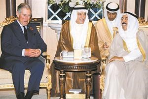 صاحب السمو الامير الشيخ صباح الاحمد خلال لقائه مع الامير تشارلز ويبدو السفير محمد ابو الحسن ﻿