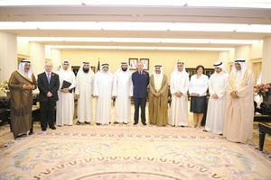 الخرافي وتشارلز يتوسطان الحضور في مجلس الامة﻿