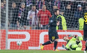 مهاجم برشلونة ليونيل ميسي يحتفل بهدفه في مرمى فيكتوريا بلسن افپ
