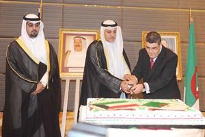 مسالم الاذينة والسفير خميس عريف يقطعان كيكة الاحتفال﻿
