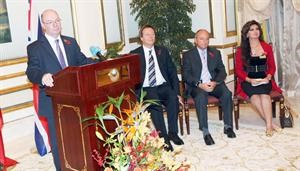 اليستر بيرت خلال المؤتمر الصحافي
