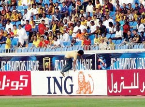 ظاهرة اقتحام الملاعب تعود إلى السعودية