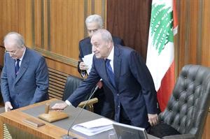 رئيس البرلمان نبيه بري طالبا الهدوء من اعضاء المجلس خلال جلسة امس 	محمود الطويل﻿