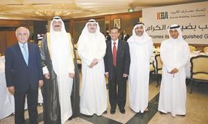 الشيخ سالم العبدالعزيز مع حمد المرزوق يتوسطان رؤوف ابوزكي وعبدالرحمن الكوهجي وسمير النفيسي وعلي العوضي خلال الحفل﻿
