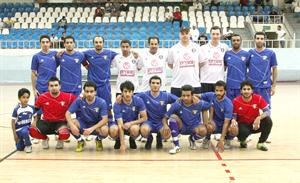 فريقا المحترفين والمنتخب الوطني قبل بدء المباراة﻿
