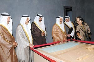 صاحب السمو الامير الشيخ صباح الاحمد يستمع لشرح من الشيخة حصة الصباح حول معرض ذخيرة الدنيا بحضور سمو ولي العهد الشيخ نواف الاحمد ورئيس مجلس الامة جاسم الخرافي والشيخ جابر العبدالله والشيخ خالد العبدالله