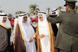صاحب السمو الامير مصافحا الشيخ ناصر صباح الاحمد