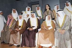 صاحب السمو الامير وسمو ولي العهد وبعض الحضور اثناء مشاهدة الفيلم الوثائقي عن المركز الامريكاني