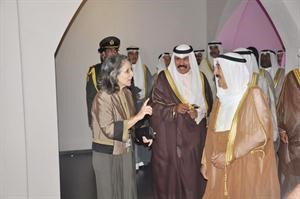 صاحب السمو الامير وسمو ولي العهد يستمعان لشرح الشيخة حصة الصباح عن معرض ذخيرة الدنيا