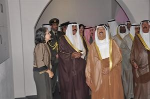 صاحب السمو الامير وسمو ولي العهد يشاهدان احد المعروضات في معرض ذخيرة الدنيا