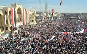 مسيرة مؤيدة للرئيس السوري بشار الاسد في الرقة امس افپ