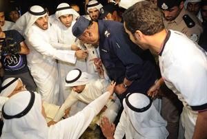 المسيرة كادت تتحول الى احتكاك ويبدو اللواء د مصطفى الزعابي وسط مجموعة من المعتصمين ﻿