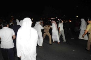 دفع من احد رجال الامن لمتظاهرين