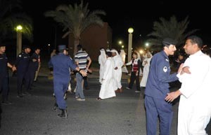  ورجال الامن يوجهون المتظاهرين