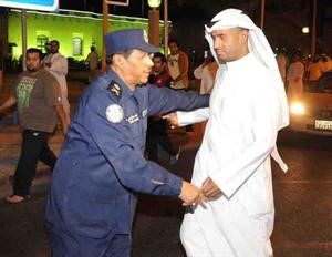 اللواء طارق حمادة خلال محاولة منع احد الشبان﻿